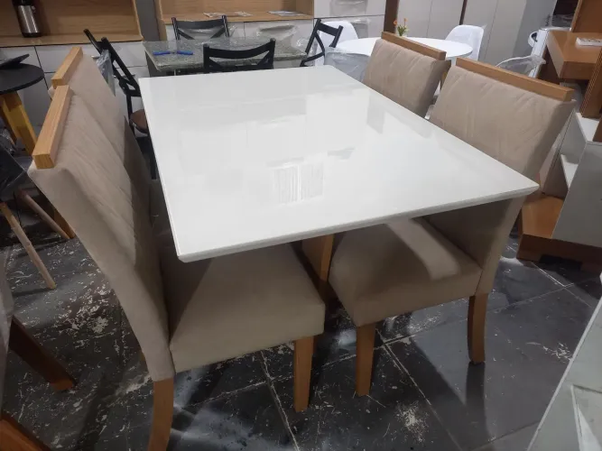 Conjunto de 4 cadeiras com mesa