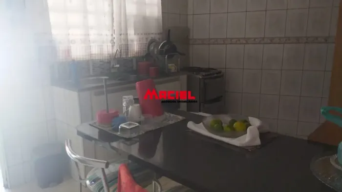 ,casa com tres dormitórios banheiro com box blindex cosiha ampla próxima comercio em geral