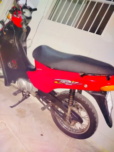 Vendo ou troco biz100 ano 2005 pedal Por 7mil