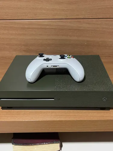? Xbox One S 1TB - Edição Battlefield (Verde Militar)