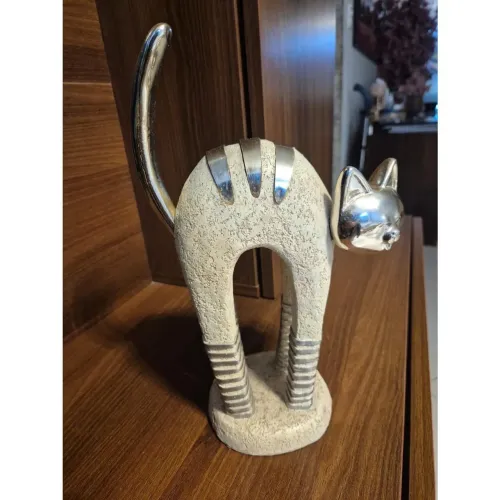 Gato Decorativo Estilizado - Escultura com Detalhes Prateados
