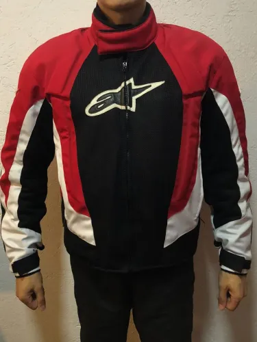 Jaqueta e calça de moto.