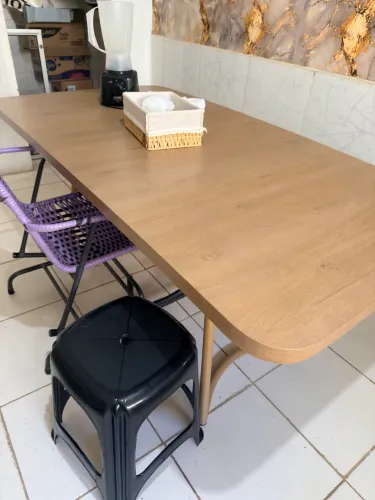 Armário de cozinha, mesa sem cadeiras, geladeira