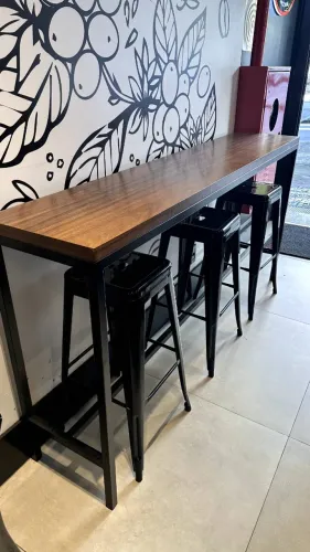 BANCADA GOURMET DE MADEIRA + 3 BANQUETAS PRETAS INOX