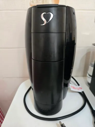 Vendo Cafeteira 3 Corações LOV preta