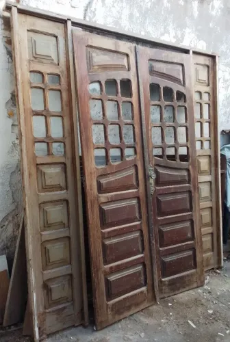 Porta larga de madeira macica com folhas