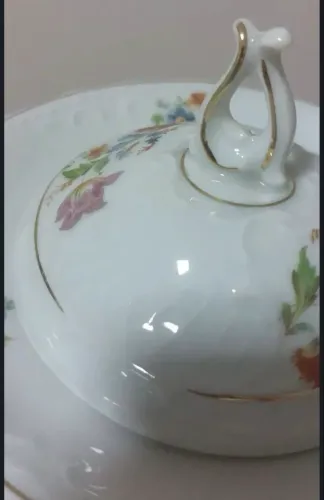 Manteigueira em porcelana floral.