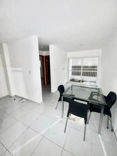 Apartamento semi-mobiliado, com 2 quartos, varanda melhor bloco