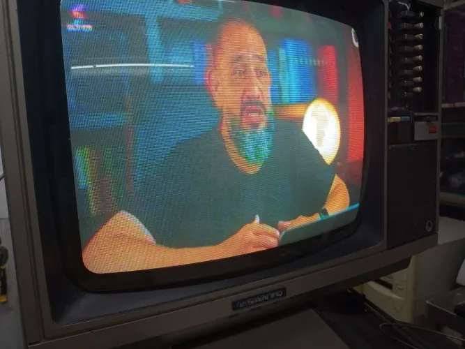 Tv antiga funcionando
