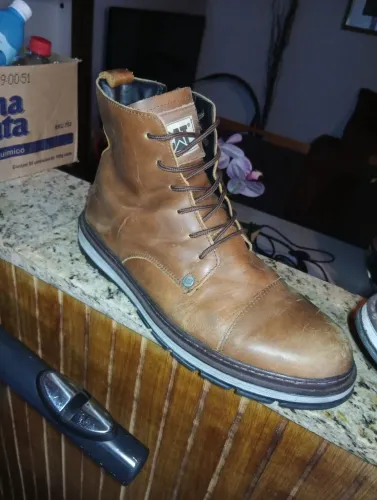 Vendo Bota de couro Cat,usada 4 vezes 