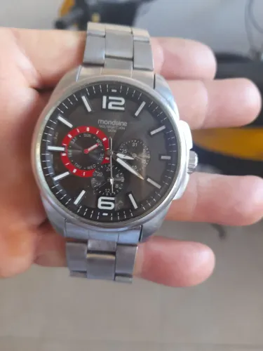 Vendo um relógio mondaine funcionando perfeitamente