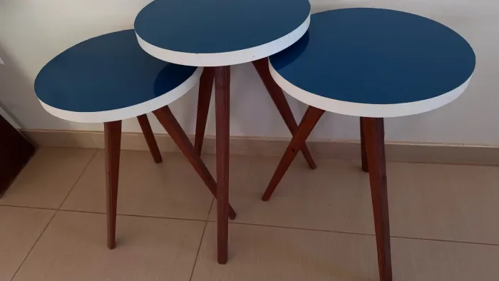 3 Lindas mesinhas de madeira simples por 250,00