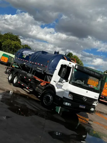 Caminhão limpa fossa 