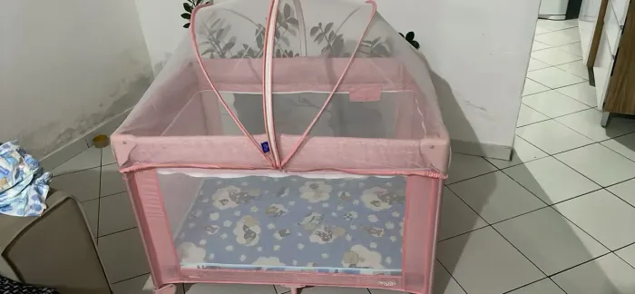 Berço cercado rosa com colchao 