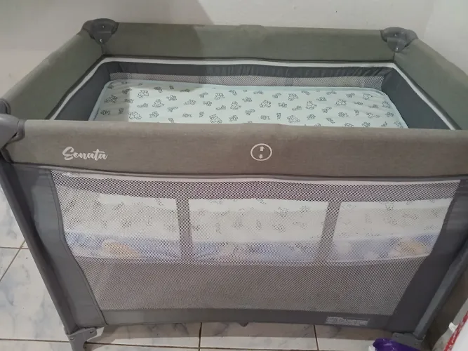 Vendo berço portátil com colchão e mosquiteiro novos*
