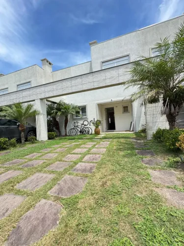 Casa com 03 dormitórios sendo 01 suíte e beira lago à venda no Condomínio Páteo Marbella,