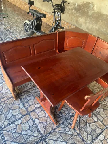 Mesa com banco baú 25 anos de conservação
