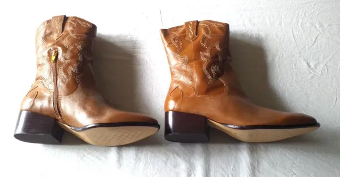 Bota feminina em couro marca Luiza Barcelos, tamanho 39 nova.