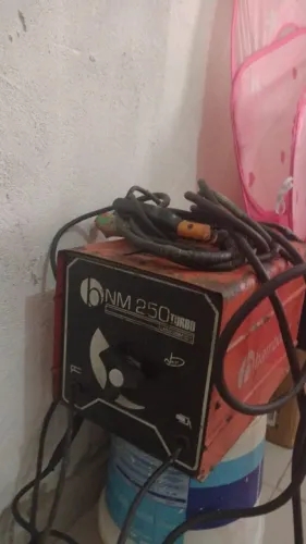Máquina de solda bambozzi 250 amperes.