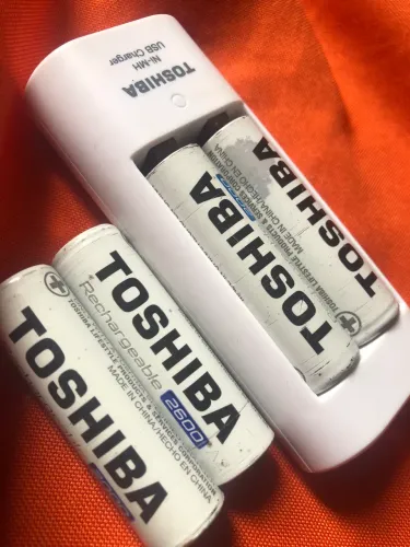 CARREGADOR DE BATERIA + 4 BATERIAS TOSHIBA 
