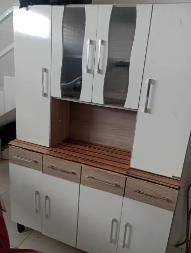 Vendo armário de cozinha , de bastante uso, mas conservado.