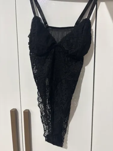 Body preto de rendas