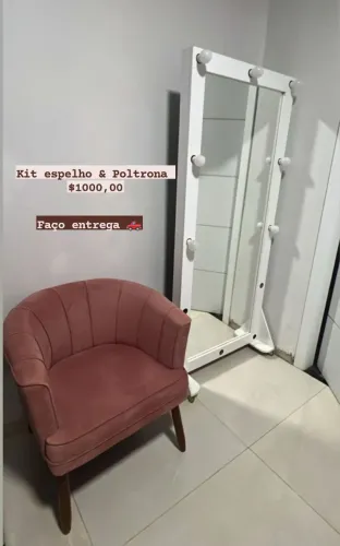 Espelho camarim e poltrona de veludo