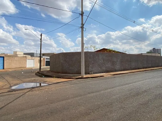 Terreno à venda no bairro Novo Mundo em Uberlândia