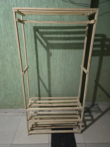 Arara de Madeira para Roupas com Prateleira - Resistente e Elegante