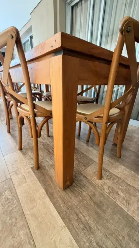 Mesa de madeira de demolição