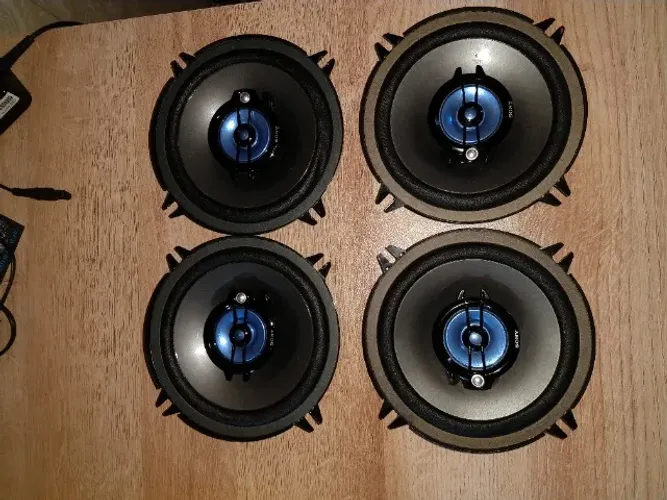 Conjunto com 4 Auto Falantes Marca Sony e Amplificador 