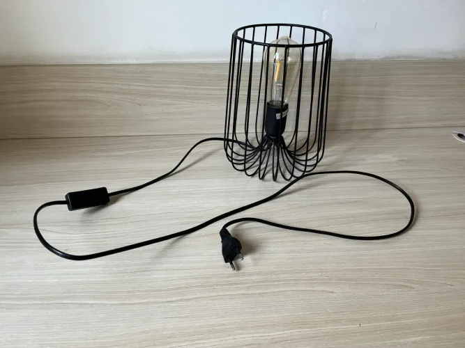 Abajur aramado preto estilo industrial com lâmpada