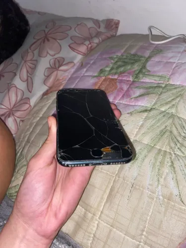 Vendo esse iPhone 7 preto 