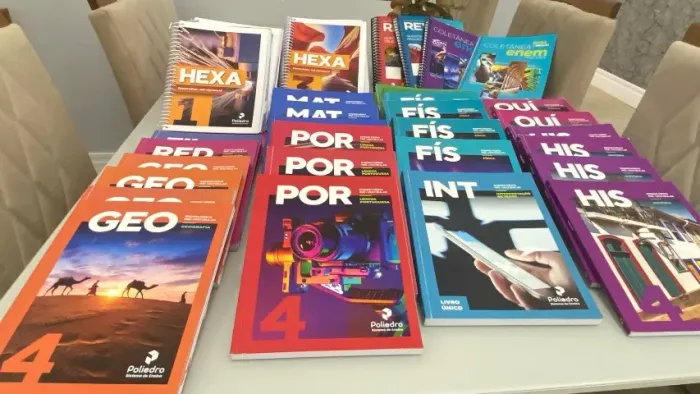 Livros usados Poliedro p+ 3 ANO, livros novos: Hexas, coletâneas ENEM e 4º Bim. 