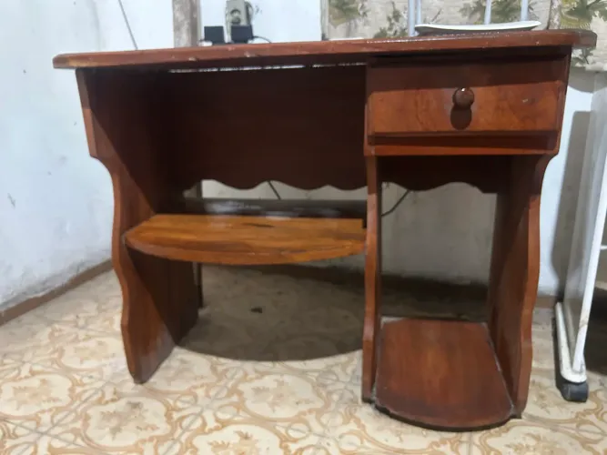 Mesa de computador e estudos