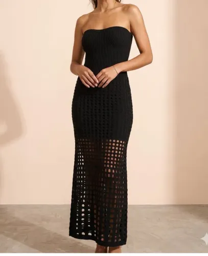 vestido longo de tricô preto tomara que caia com detalhes vazados 
