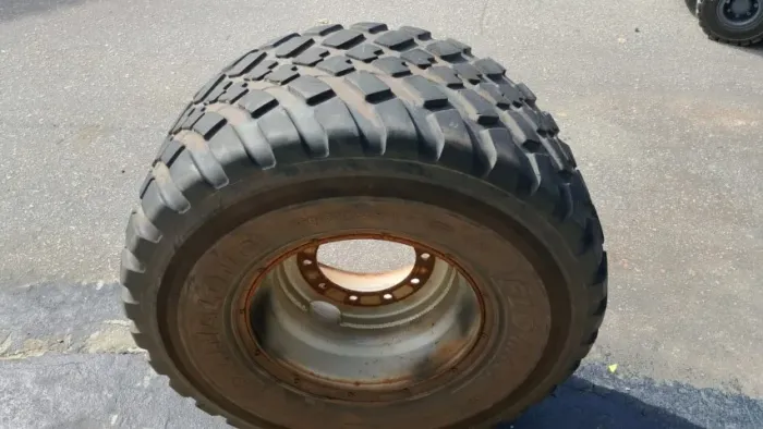 PNEU LING LONG 560/60R22.5  COM RODA E VALVULA.