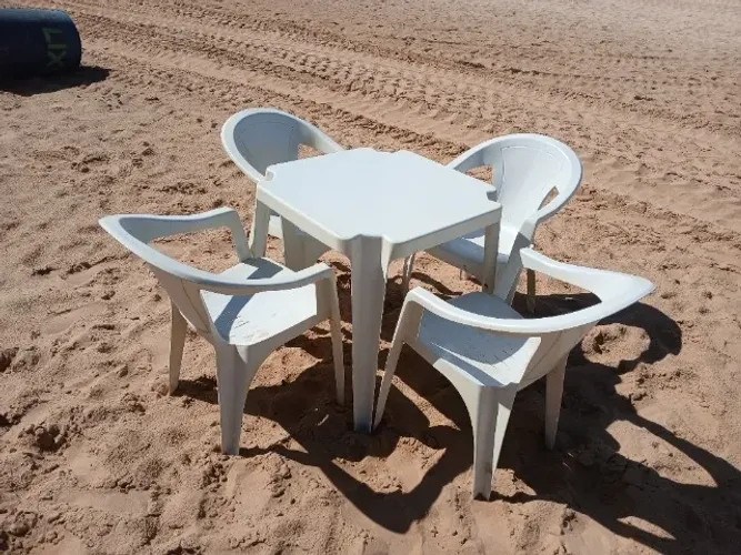 Conjunto de cadeiras com braço e mesa,em perfeito estado de conservação