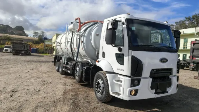 Caminhão Ford Vácuo 20 mil litros Bitruck