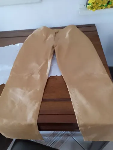 Calça de couro , guardada por muito tempo é só lavanderia. Está novíssima 