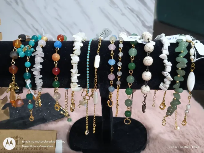 Lote com 17 peças, sendo 2 colares tipo gravatinha, 1 tornozeleira e 14 pulseiras