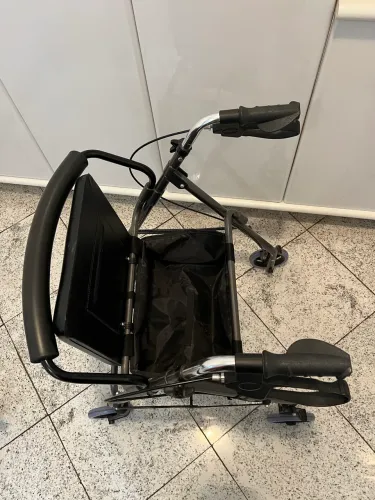 Andador com rodas e banco mobil