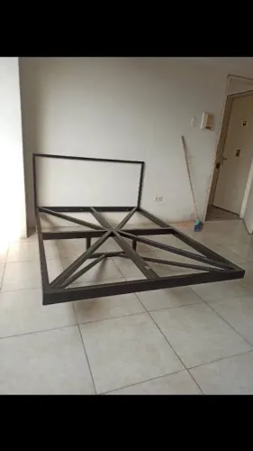 Cama flutuante (estrutura de ferro)