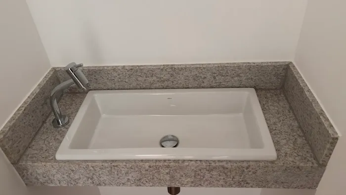 Lavabo em granito + cuba cerâmica Deca