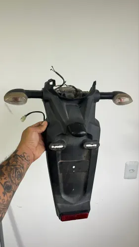 Porta placa com os piscas alertas da lander 250