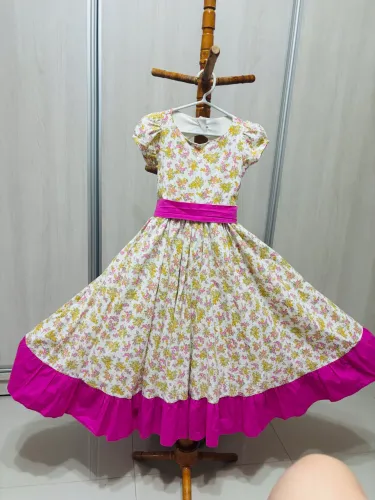 Vendo vestido florido infantil veste 6 a 8 anos. Pouco uso!