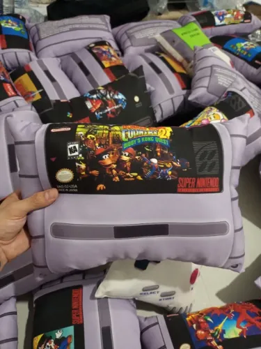 Almofada Donkey Kong Country 3 - NerdDog Store - Cartucho Dixie Diddy Kiddy King K Rool