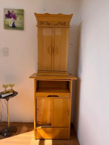 Oratório/Butsudan com acabamento brilhante.
