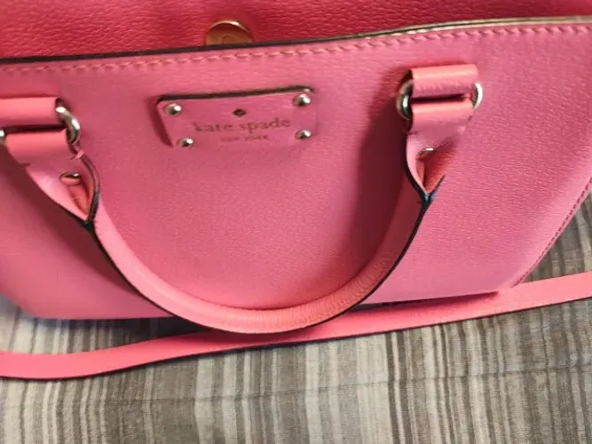 Bolsa rosa de couro marca Kate Spade