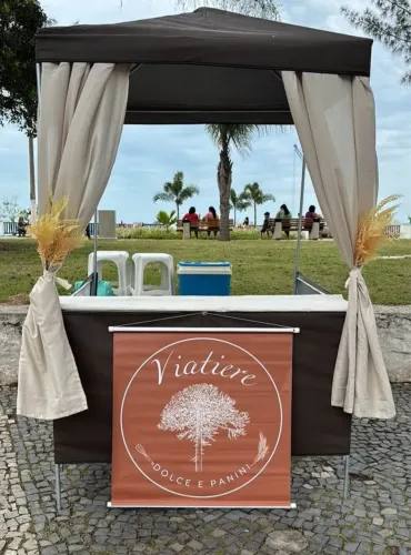 Barraca de feira e carrinho de mercado grande